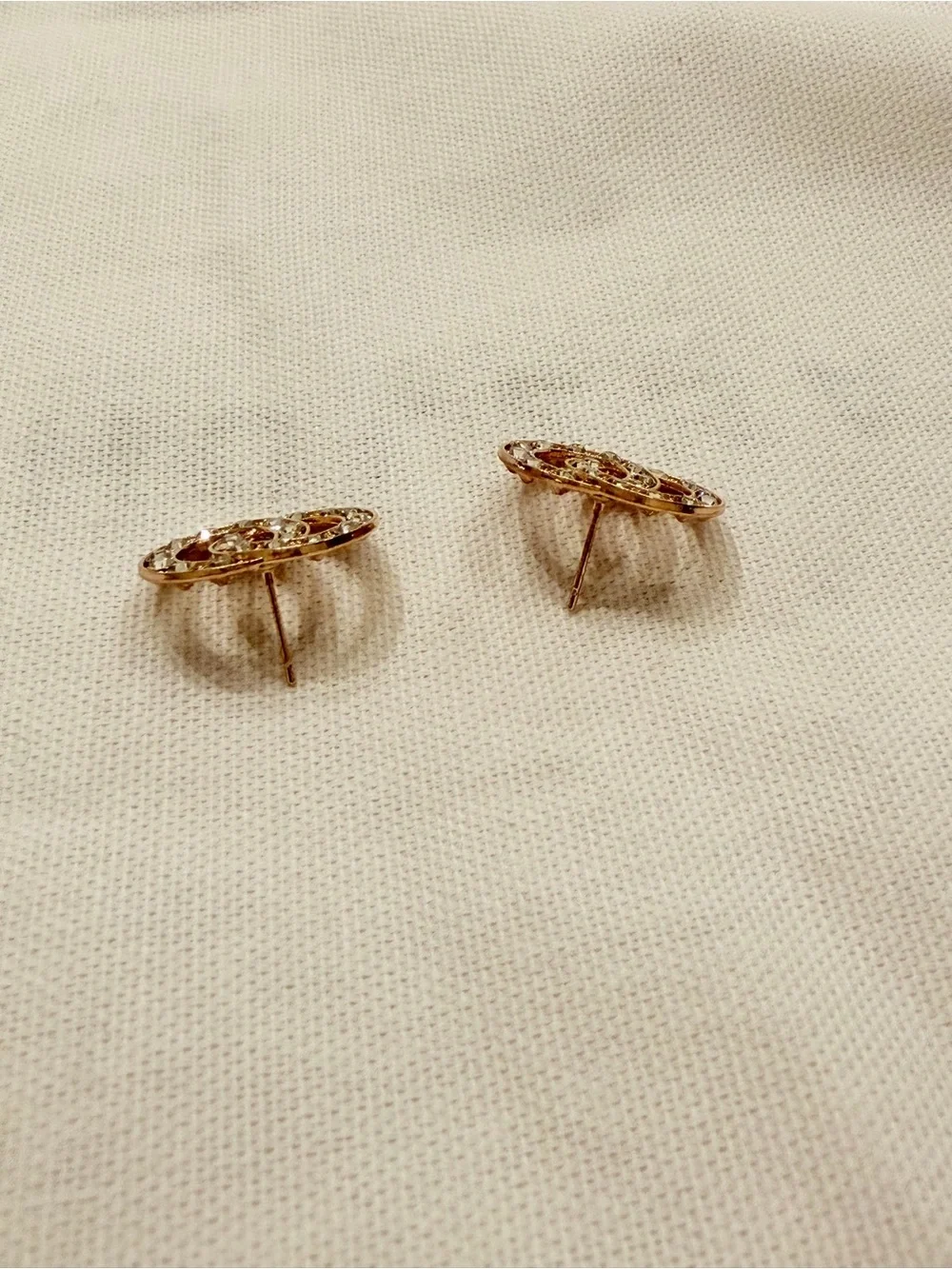 Artisan delicate interlocking